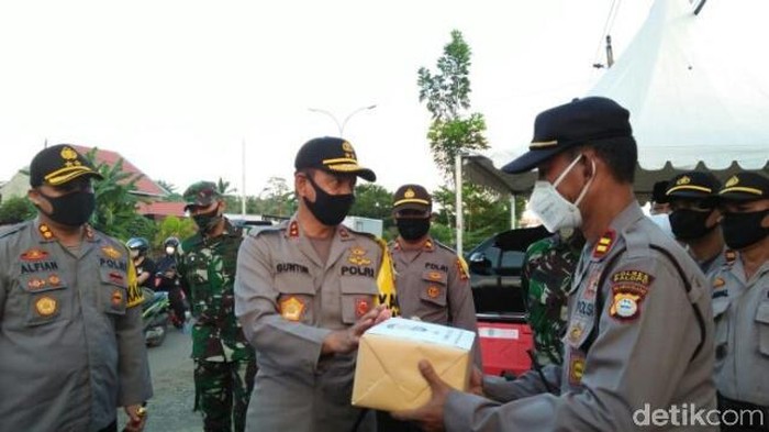 Kapolda Sulsel berikan bantuan APD pada petugas