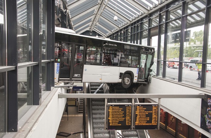 Sebuah bus menabrak stasiun Bergedorf, Hamburg, Jerman. Bus tersebut kemudian berhenti di atas eskalator lantai atas stasiun.