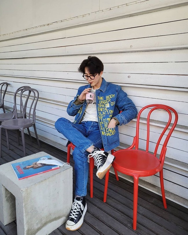 Istilah boyfriendable sering dipakai para fans untuk mendeskripsikan potret Suho yang terlihat tampan dan estetik. Boyfriendable pun bisa diartikan bahwa Suho terlihat seperti boyfriend yang mereka idamkan.Foto: Instagram @kimjuncotton