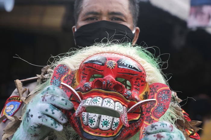 Pakai Topeng Celuluk, Polisi Ingatkan Warga untuk Bermasker Seorang polisi Bali melakukan hal unik dalam kampanye memakai masker. Dia mendatangai warga dengan memakai topeng tradisional Bali, celuluk. Begini aksinya.
