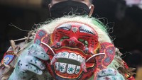 Seorang polisi dari Polda Bali memakai topeng tradisional Bali, celuluk dalam kampanye memakai masker untuk mencegah penyebaran virus Corona.