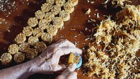 Menurunnya daya beli masyarakat akibat pandemi COVID-19 ikut berdampak menurunnya permintaan jajan tradisional walangan menjelang Lebaran tahun ini hingga kisaran 40-50 persen dibanding periode yang sama Lebaran tahun lalu, dengan harga tetap Rp16 ribu per pak. ANTARA FOTO/Destyan Sujarwoko