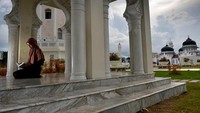 Menurut hadist riwayat Bukhari Muslim mengatakan Barangsiapa beribadah pada malam Lailatul Qadar karena iman dan ketulusan, semua dosa masa lalu mereka akan diampuni. AFP via Getty Images/CHAIDEER MAHYUDDIN