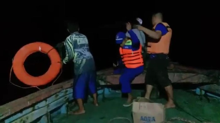 Sebuah kapal motor dengan 13 ABK terbalik di laut Pekalongan, Kamis (14/5/2020).