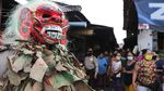 Pakai Topeng Celuluk, Polisi Ingatkan Warga untuk Bermasker