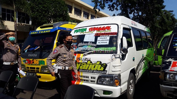 Ditlantas Polda Jatim amankan 54 Travel Gelap dan Bus untuk mudik