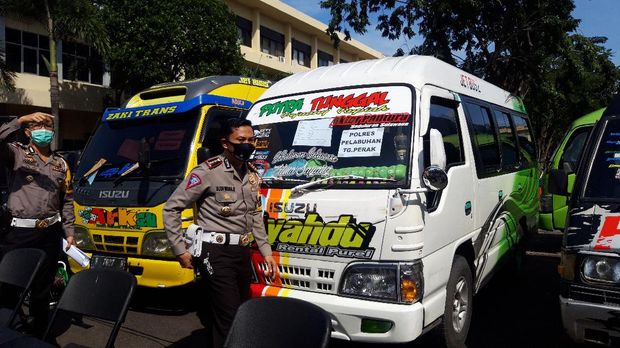 Ditlantas Polda Jatim amankan 54 Travel Gelap dan Bus untuk mudik