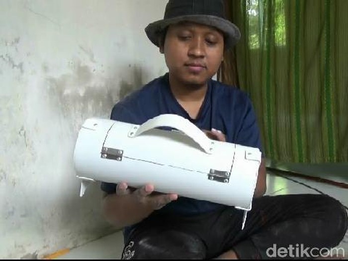 Banyak masyarakat Kota Probolinggo yang terdampak pandemi Corona. Termasuk seorang guru swasta yang akhirnya membuat kerajinan dari pipa paralon.