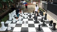 Warga bermain catur raksasa di kawasan Pondok Betung, Tangerang Selatan, Banten, Kamis (14/5/2020).