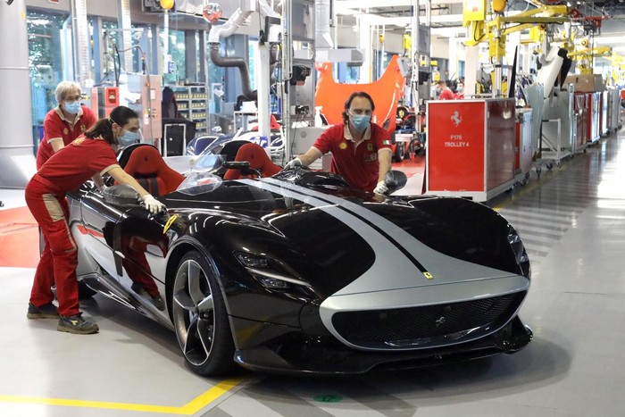 Mobil pertama Ferrari yang selesai diproduksi Mobil pertama Ferrari yang selesai diproduksi usai libur saat lockdown.