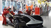 Mobil pertama yang diselesaikan adalah Ferrari Monza SP2 dengan corak hitam dan abu-abu. Foto: dok. Ferrari