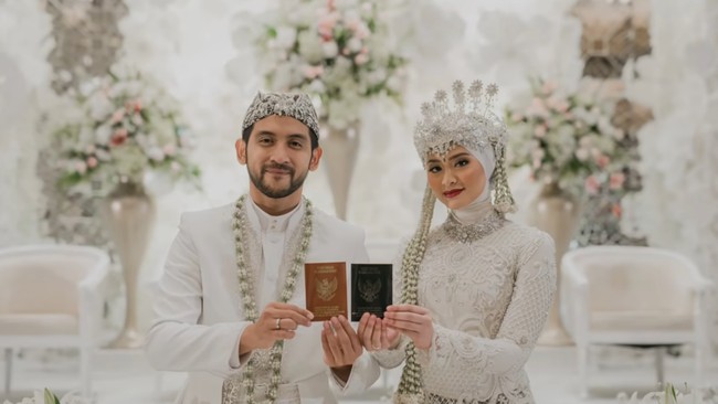 Menikah di usia 16 saat masih di bangku SMA, Sabrina mengatakan kedua orangtuanya mendukung keputusannya. Alhamdulillah dalam case pernikahan kita, orangtua kita support banget. Tapi tentu aja ada alasan khusus yang melatar belakangi hal tersebut. Yaitu mama dan bunda (mertuanya) jadi mereka sudah menjadi teman dekat banget waktu kuliah. Main bareng, jalan-jalan bareng, sampai curhat bahkan. Saking dekatnya waktu mertuaku menikah, mamaku yang jadi MC-nya.  Jauh sebelumnya mamaku juga teman SMP-nya omnya akang Adhi. Jadi kebayangkan sedekat apa? Foto: Youtube Adhiguna dan Sabrina