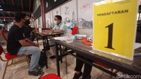 Dalam pos itu, berkas-berkas calon penumpang akan kembali divalidasi serta dilakukan cek suhu tubuh dan pemeriksaan kesehatan lainnya. Pembatas jalur antrean yang disediakan juga terlihat kosong siang ini.