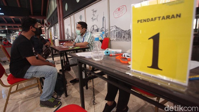 Bandara Soekarno-Hatta ramai diperbincangkan usai kepadatan penumpang terlihat di bandara itu pagi tadi. Seperti apa kondisi bandara itu kini?