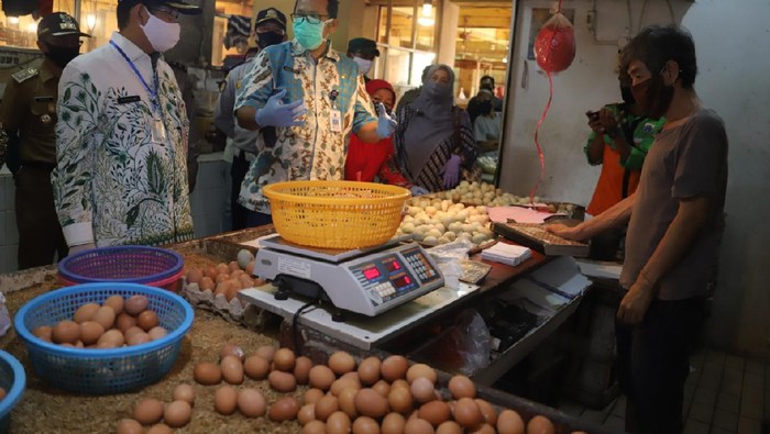 Wali Kota Jaksel Marullah Matali sidak ke pasar tradisional cek harga bahan pokok jelang lebaran.