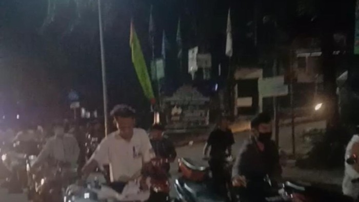 Sekelompok ABG di Tangsel dihukum tuntun motornya karena hendak trek-trekan.