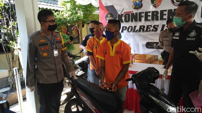 Dua pelaku curanmor ditangkap di Lamongan. Dua nelayan ini memanfaatkan waktu luangnya dengan mencuri motor sejak 2016.