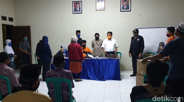 Sekda sumedang salurkan bansos provinsi