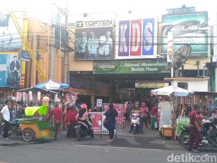 Menjelang Lebaran, berbagai kebutuhan masyarakat dipastikan meningkat. Sejumlah pusat perbelanjaan di Situbondo mulai ramai dipadati pengunjung.