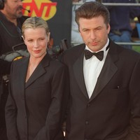 Dari pernikahan tersebut, Kim dan Alec dikaruniai seorang putri bernama Ireland Baldwin. Namun, bahtera rumah tangga mereka hanya bertahan selama sembilan tahun. Mereka akhirnya bercerai pada 2002. (Foto: Getty Images/Dan Callister)