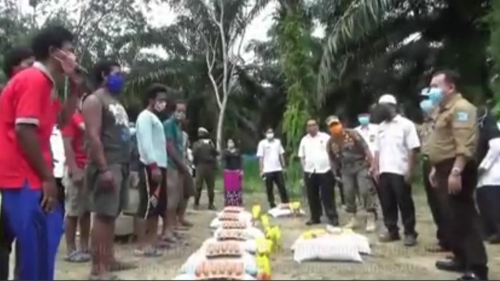 Pemkab Merangin Berikan Bantuan Sembako ke Suku Anak Dalam