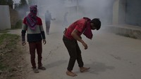 Aksi mereka dibalas tembakan gas air mata.