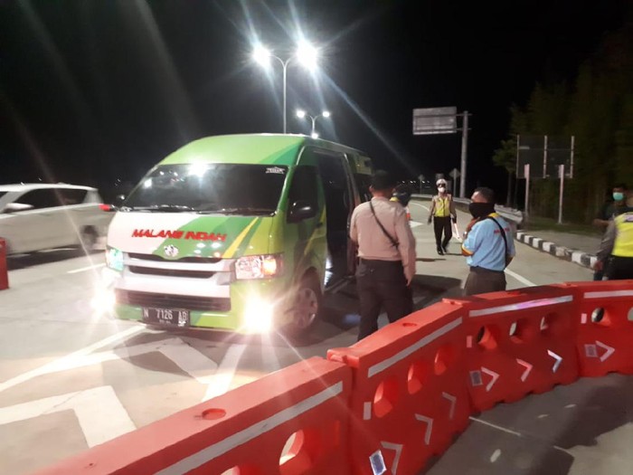 Lima pemudik dari Solo ke Malang terjaring di check point exit Tol Madiun dan menjalani rapid test. Hasilnya, semua nonreaktif.