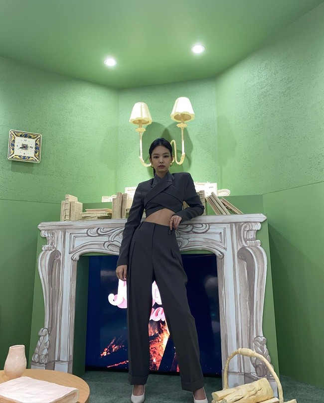 Blazer yang memperlihatkan perut rata dan ramping Jennie Kim ini datang dari brand Moon Choi. Setelan blazer dan celana dibanderol total USD 1,180 atau sekitar Rp 17,6 juta. Foto: Instagram/@jennierubyjane