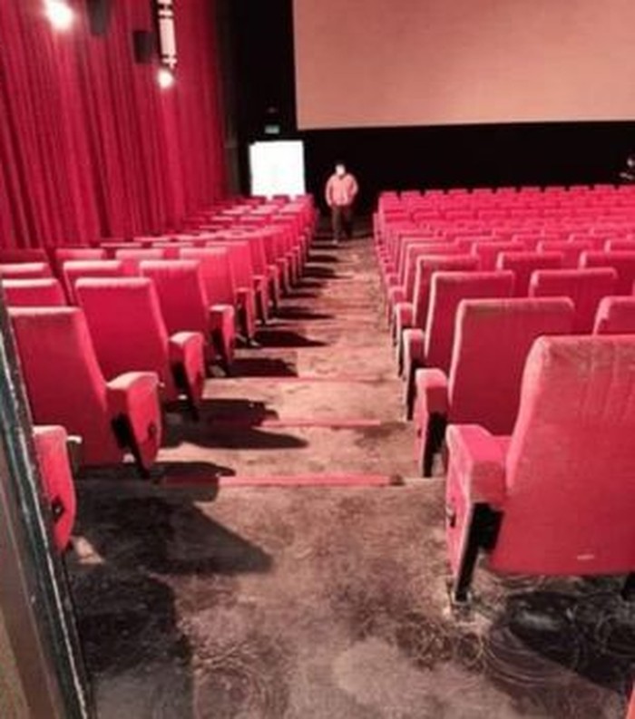 2 Bulan Lockdown, Kursi di Bioskop Ini Berjamur Sejak diberlakukan lockdown dua bulan lalu, kondisi mal di Malaysia yang tutup menjadi tidak terurus. Salah satunya bioskop ini yang terlihat diselimuti jamur.