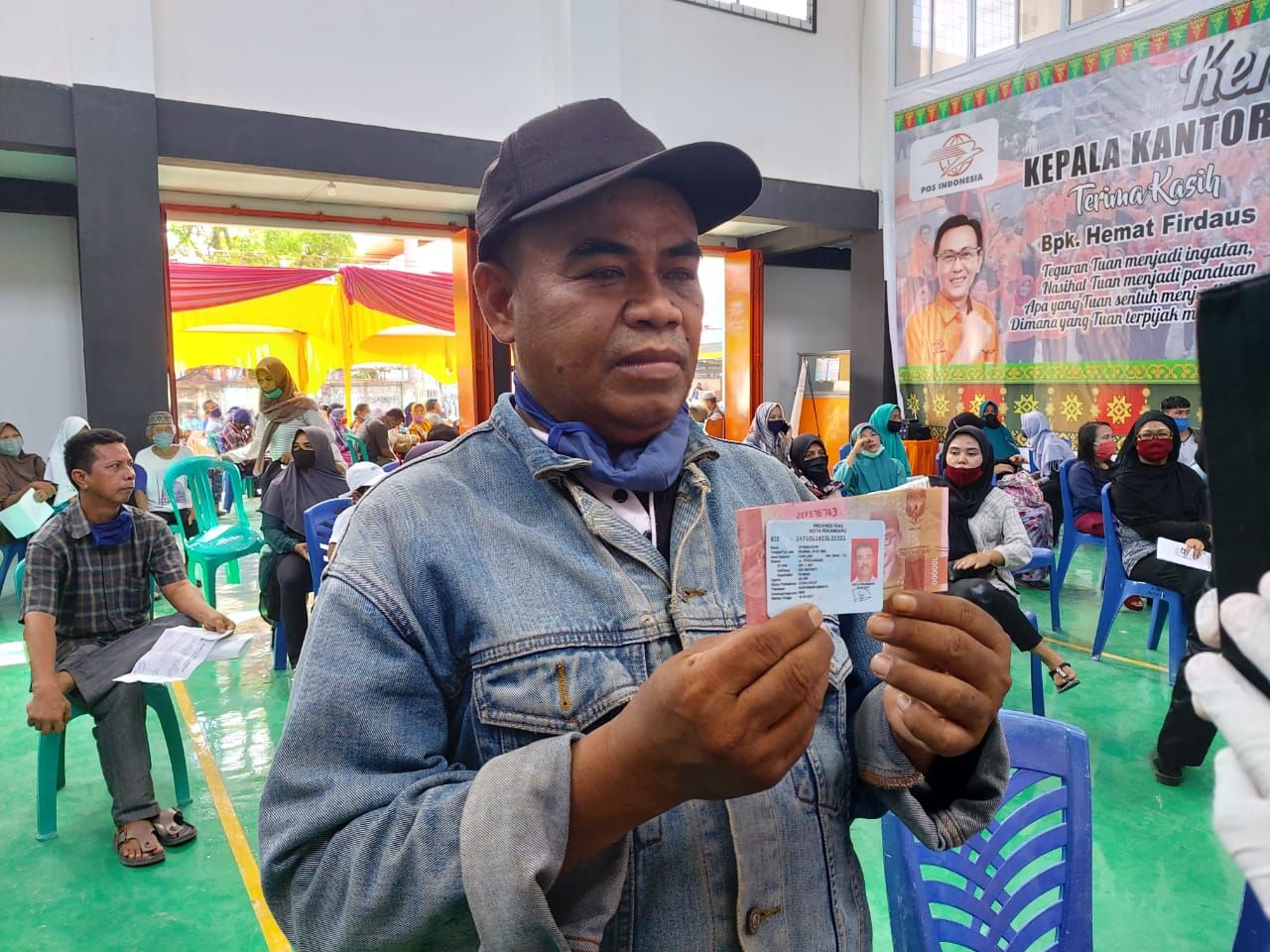 Warga berkerumun antre pencairan bansos tunai di Kantor Pos Pekanbaru