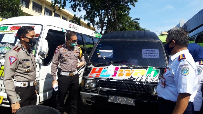 Ditlantas Polda Jatim amankan 54 Travel Gelap dan Bus untuk mudik