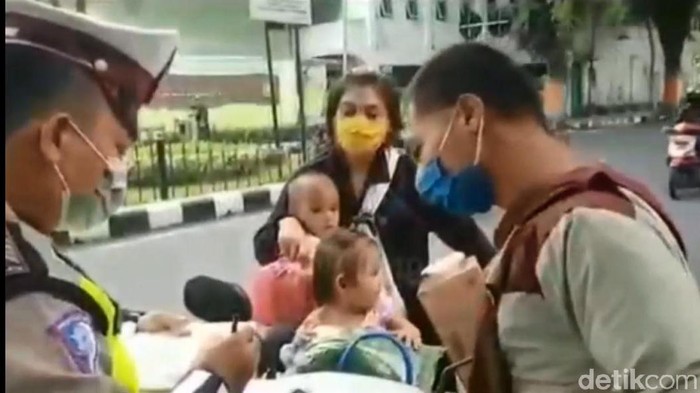 Seorang pengendara motor memarahi polisi saat kena tilang. Bahkan ia mencoba merekam sejumlah petugas yang menilangnya.