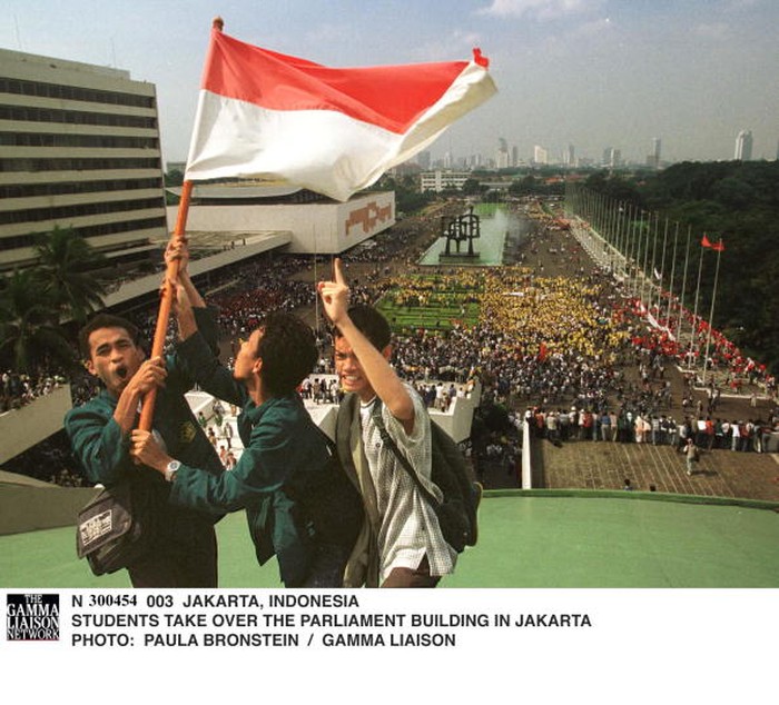 Aksi massa tuntut Soeharto mundur kian bergelora di bulan Mei 1998. Sederet peristiwa yang terjadi di bulan itu jadi catatan hitam dalam demokrasi di Indonesia.