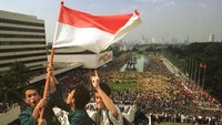 Dalam buku Sejarah Pergerakan Nasional yang ditulis Fajriudin Muttaqin, dkk, dijabarkan bahwa peristiwa Mei 98 ini bermula lantaran krisis ekonomi yang menghantam Indonesia pada tahun 1998. Paula Bronstein/Getty Images.