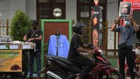Disaat pemberlakuan PSBB, gerai makanan banyak memberikan banyak potongan harga dan jemput bola agar tetap bisa dibeli dan bertahan roda bisnisnya.  ANTARAFOTO/Puspa Perwitasari