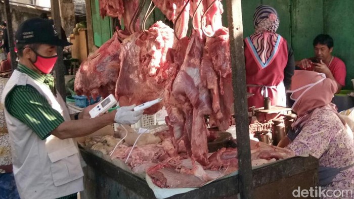 Tim Dinas Pertanian Ketahanan Pangan dan Perikanan Pemkab Klaten mengecek daging sapi di Pasar Induk, Klaten.