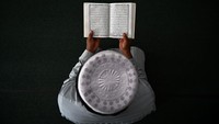 Lailatul Qadar dalam bahasa Inggris sering diterjemahkan sebagai Night of Power, atau Night of Decree, atau Night of Glory jatuh dalam salah satu dari sepuluh malam terakhir bulan Ramadan. AFP via Getty Images/ISHARA S. KODIKARA