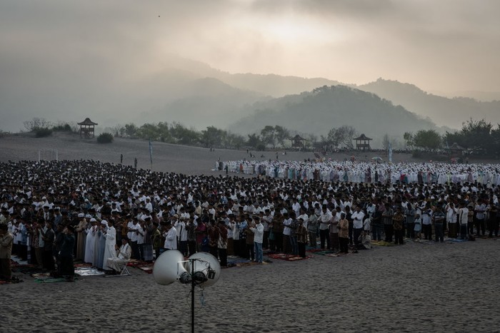 MUI Keluarkan Fatwa Panduan Salat Idul Fitri Saat Pandemi Corona Majelis Ulama Indonesia (MUI) menerbitkan fatwa mengenai panduan salat Idul Fitri saat pandemi Corona. Salat Id bisa dilakukan berjemaah atau sendiri-sendiri.