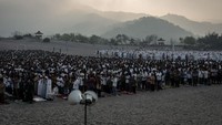 Ini adalah gambaran pelaksanaan salat ied di Padang Pasir Yogyakarta pada tahun 2009 silam. Kini di tengah pandemi Corona, salat ied dianjurkan di rumah guna memutus mata rantai penyebaran virus Corona. Sekretaris Komisi Fatwa MUI Asrorun Niam Sholeh mengatakan bahwa fatwa ini agar dapat dijadikan pedoman untuk pelaksanaan ibadah saat Idul Fitri dalam rangka mewujudkan ketaatan pada Allah, tetapi pada saat yang sama tetap menjaga kesehatan dan berkontribusi dalam memutus mata rantai penularan COVID-19.