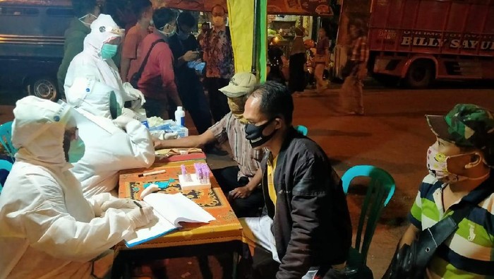 Sebanyak 230 pedagang di 4 pasar di Tuban menjalani rapid test. Hasilnya, ada tiga pedagang yang reaktif.