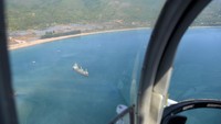 Pemantauan udara menggunakan helikopter Ditpolair Polda Aceh di perairan Krueng Raya, Samudera Indonesia, Aceh Besar, Aceh, Kamis (14/5/2020).