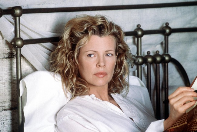 Kim Basinger menerima Oscar pertamanya pada 1998 berkat penampilannya di film L.A. Confidential. Ia menyabet penghargaan Oscar untuk kategori aktris pendukung terbaik. Ini penampilan Kim di film I Dreamed of America (2000). (Foto: Getty Images/Columbia TriStar)