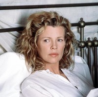 Kim Basinger menerima Oscar pertamanya pada 1998 berkat penampilannya di film L.A. Confidential. Ia menyabet penghargaan Oscar untuk kategori aktris pendukung terbaik. Ini penampilan Kim di film I Dreamed of America (2000). (Foto: Getty Images/Columbia TriStar)
