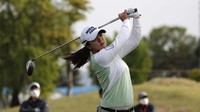 Kim Sei-young melakukan pukulan tee di lubang ke-10.