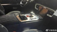 Sebagai mobil mewah kabin Hongqi diisi dengan sistem infotainment layar sentuh. Bagian dashboard sudah sepenuhny menggunakan digital. Sementara itu kulit alcantara melapisi jok dan konsol tengah kabin mobil ini. Foto: carbuzz