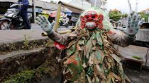 Pakai Topeng Celuluk, Polisi Ingatkan Warga untuk Bermasker
