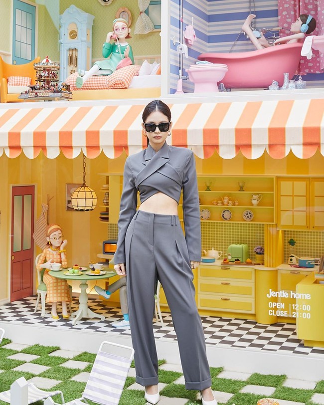  Setelan cropped blazer dan celana palazzo ini membuat Jennie BLACKPINK jadi pusat perhatian saat menghadiri pembukaan pop-up store Jentle Home di Seoul, Selasa (12/5/2020). Foto: Instagram/@gentlemonster