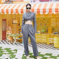  Setelan cropped blazer dan celana palazzo ini membuat Jennie BLACKPINK jadi pusat perhatian saat menghadiri pembukaan pop-up store Jentle Home di Seoul, Selasa (12/5/2020). Foto: Instagram/@gentlemonster