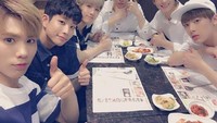 Lihat nih tampannya seluruh anggota ASTRO dengan gaya santainya saat menikmati makanan khas Korea di sebuah restoran. Foto: ASTRO SNS