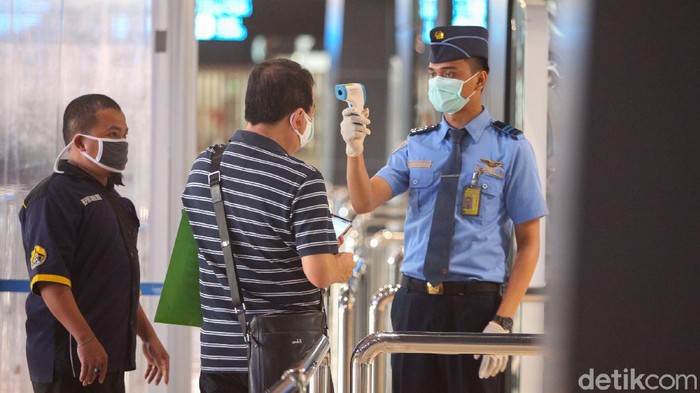 Bandara Soekarno-Hatta ramai diperbincangkan usai kepadatan penumpang terlihat di bandara itu pagi tadi. Seperti apa kondisi bandara itu kini?